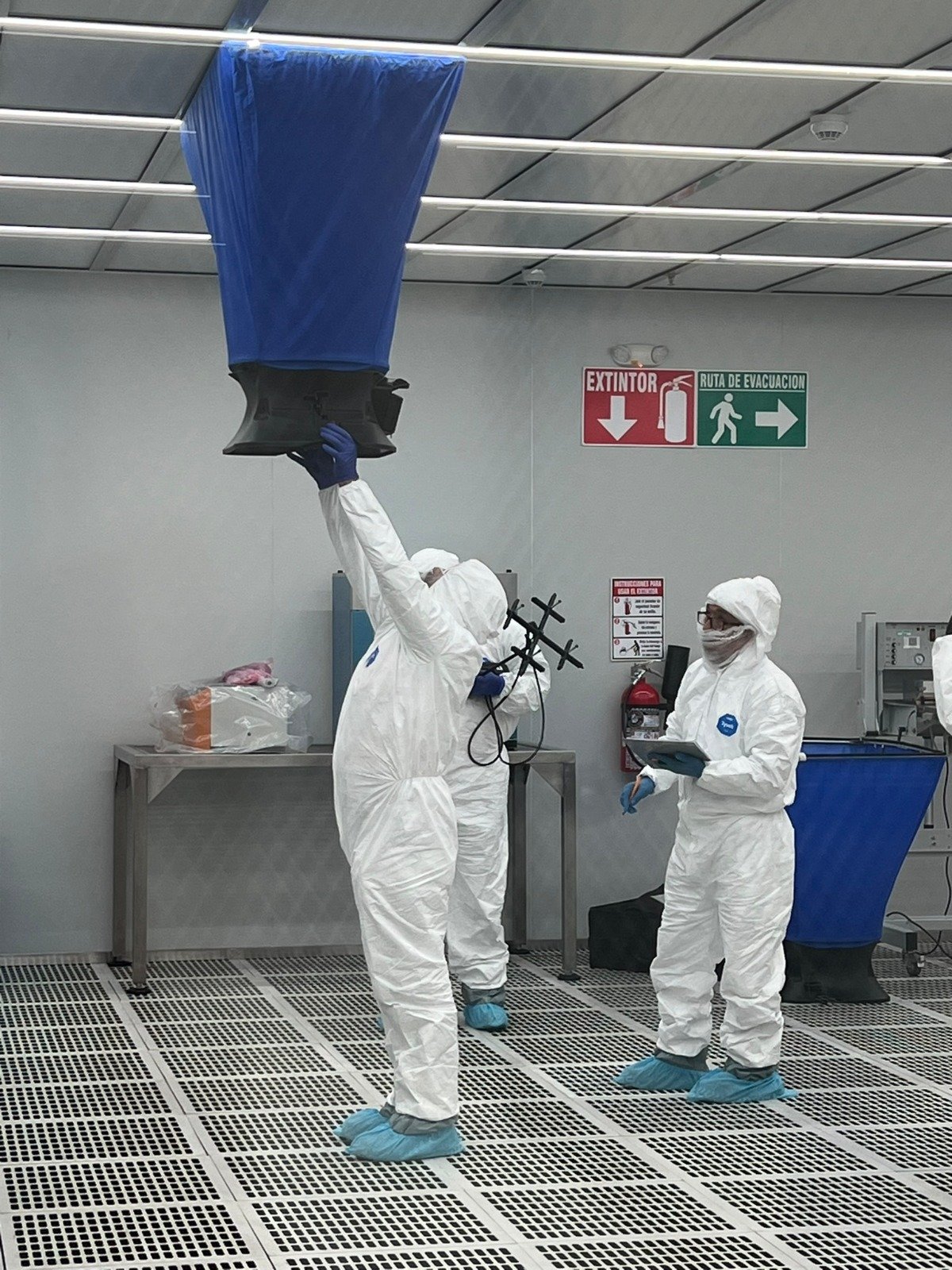 Prueba de flujo de aire en sala limpia con anemómetro calibrado AZVIR